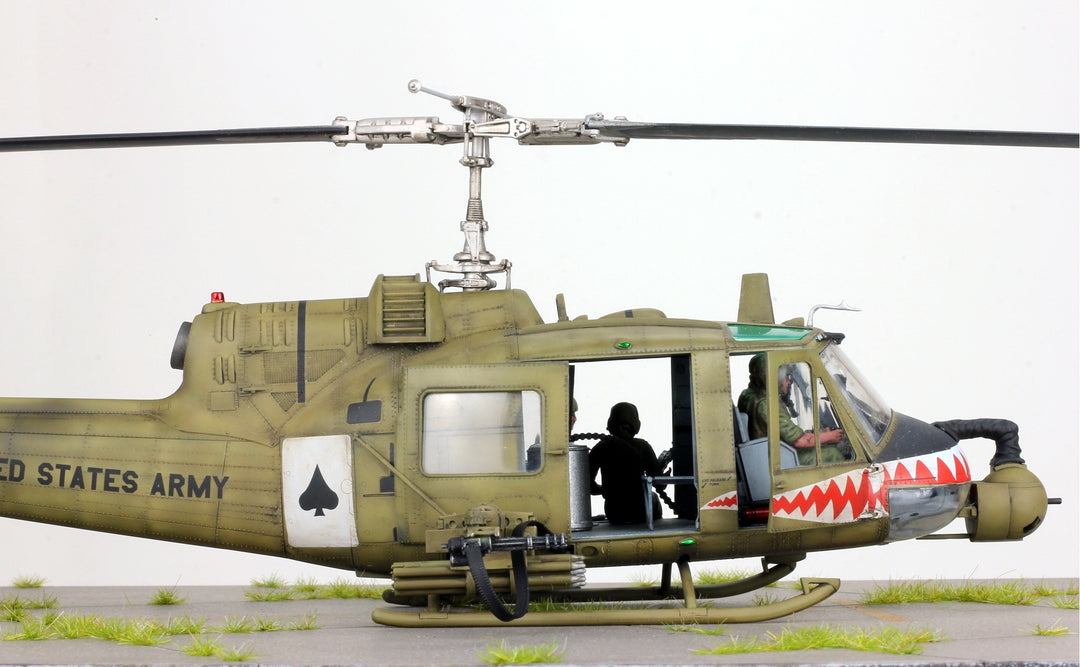 Bell UH-1C Iroquois Huey Gunship Helicopter - 1/48 - Vietnam War