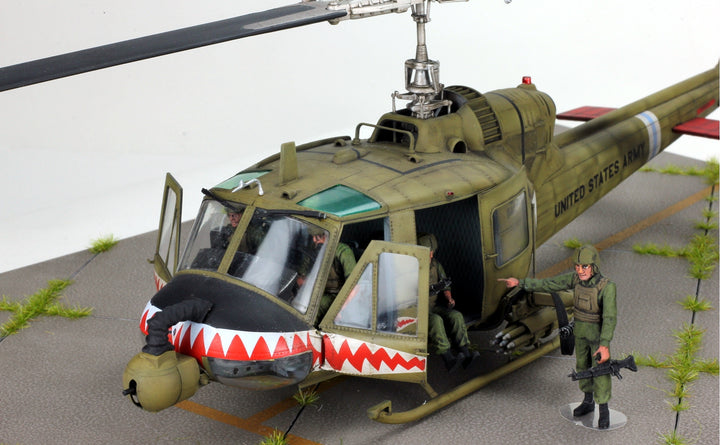 Bell UH-1C Iroquois Huey Gunship Helicopter - 1/48 - Vietnam