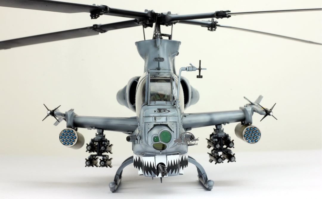 Pre-Order 1:35 Pro Built Model USMC AH-1Z Viper with 2 Pilots