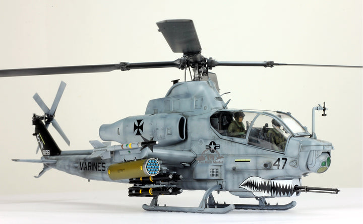 Pre-Order 1:35 Pro Built Model USMC AH-1Z Viper with 2 Pilots