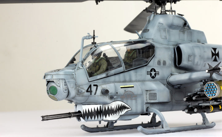 Pre-Order 1:35 Pro Built Model USMC AH-1Z Viper with 2 Pilots