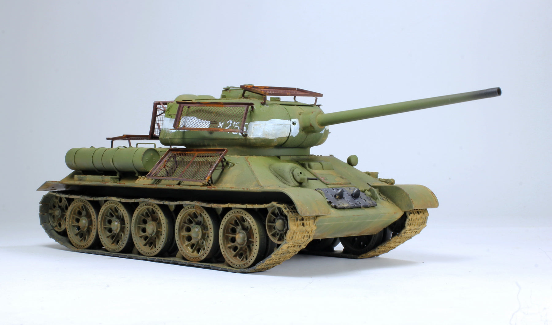Soviet T-34/85 Medium Tank Berlin 1945 WW2 (RFM 5083), Upgraded  Anti-Panzerfaust shields PE set (ABER 35 A050 ) Built & Painted by  Probuiltmodel team