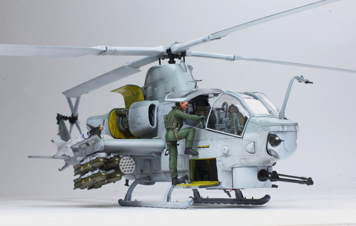 AH-1Z Viper /w Pilots - 1/48 Scaled Ratio - Modern War Pro Built