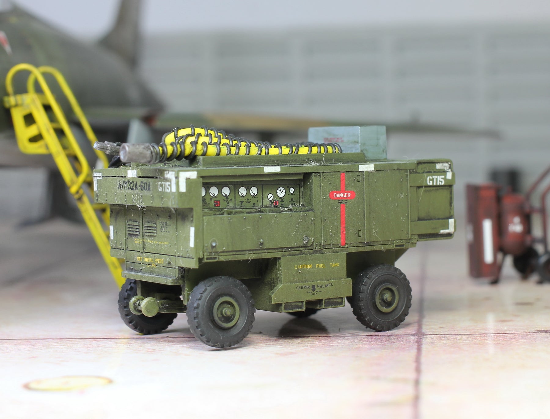 Loc Generator Usaf USAF Generator Set /w crew for aircraft in airbase 1:48 scale, manufac ...