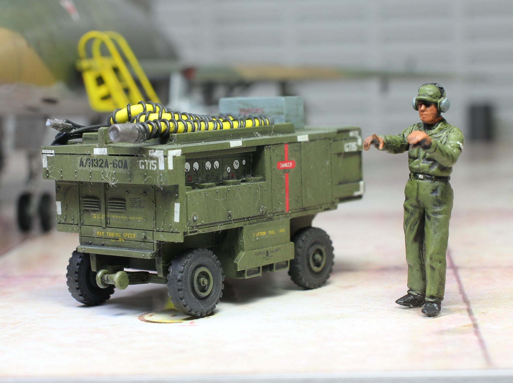 Loc Generator Usaf USAF Generator Set /w crew for aircraft in airbase 1:48 scale, manufac ...