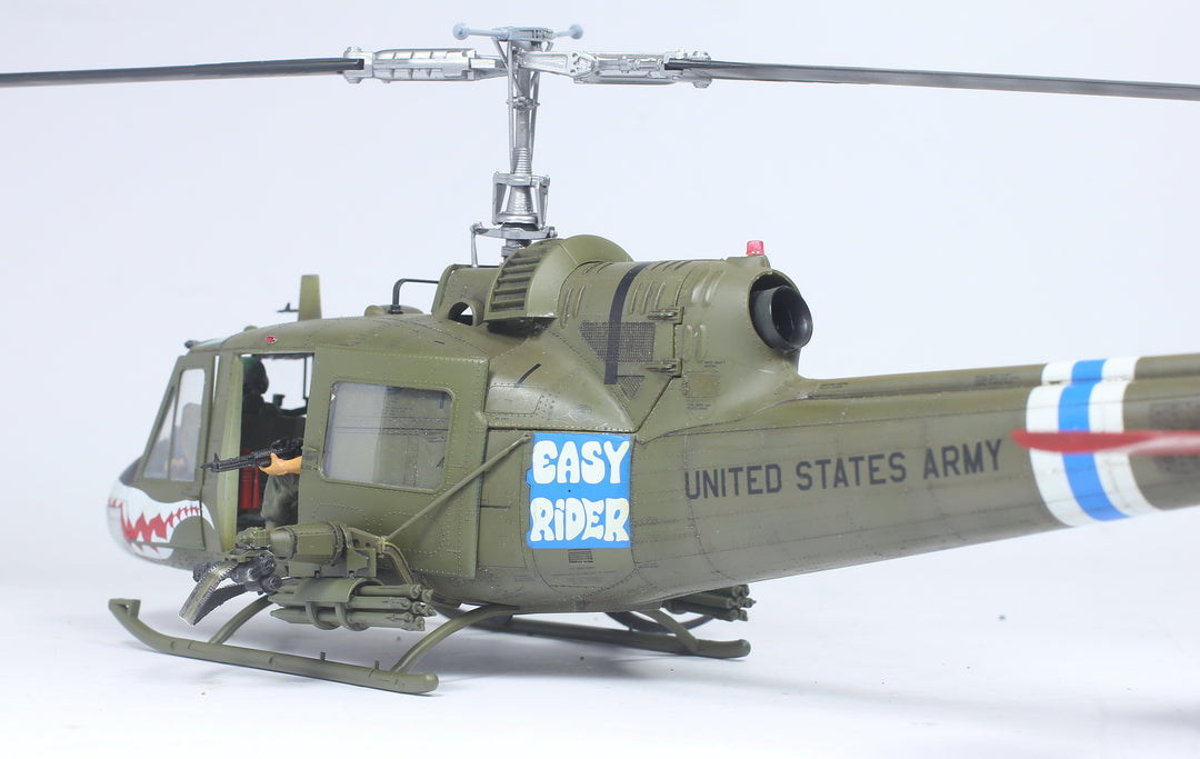 Bell UH-1C Iroquois Huey Gunship Helicopter - 1/48 - Vietnam War