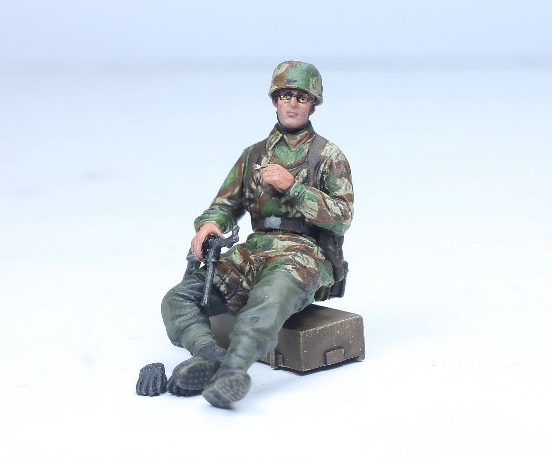 25054 - German Fallschirmjäger Feldgendarmerie Directing Traffic | W Britain 25054 - German Fallschirmjäger Feldgendarmerie Directing Traffic | W Britain