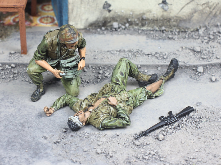 1/35 USMC Doctor and WIA Hue'68, MauThan