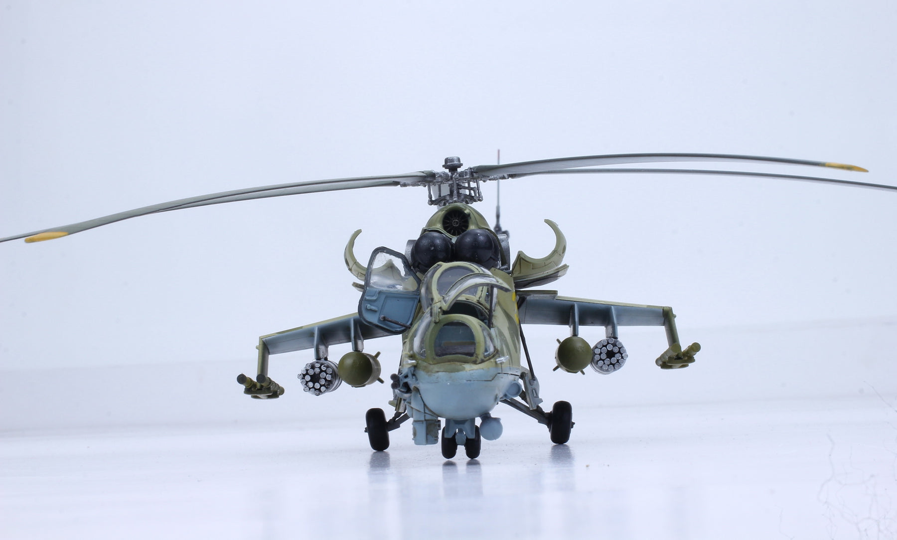 Zvezda 4823 MI-24V/VP Soviet Attack Helicopter - Grootste Modelbouwwinkel Van Europa