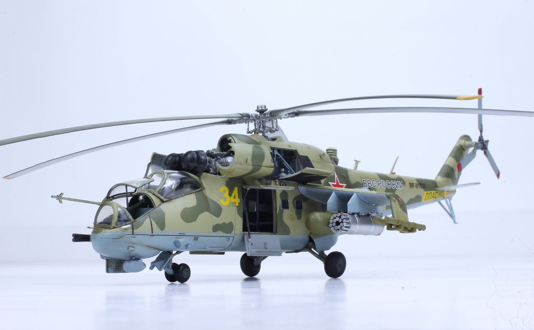 Russia Attack Helicopter Mil Mi-24V/VP Hind E 1:72 Pro Built Model ...