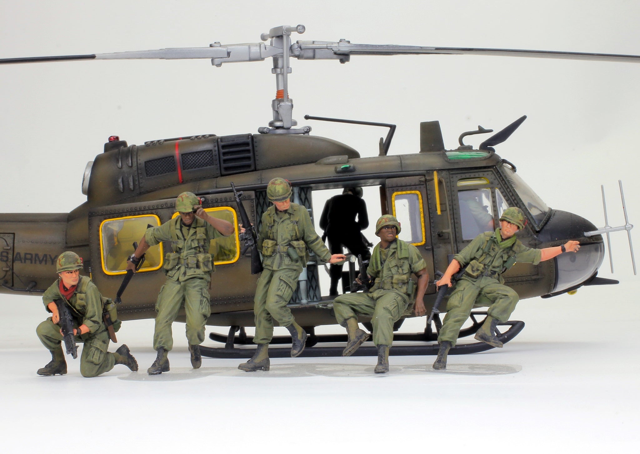 US UH 1 Huey Helicopter Jumpers 05 Figures 1 35 Scaled Ratio Vietn us-uh-1-huey-helicopter-jumpers-05-figures-1-35-scaled-ratio-vietn