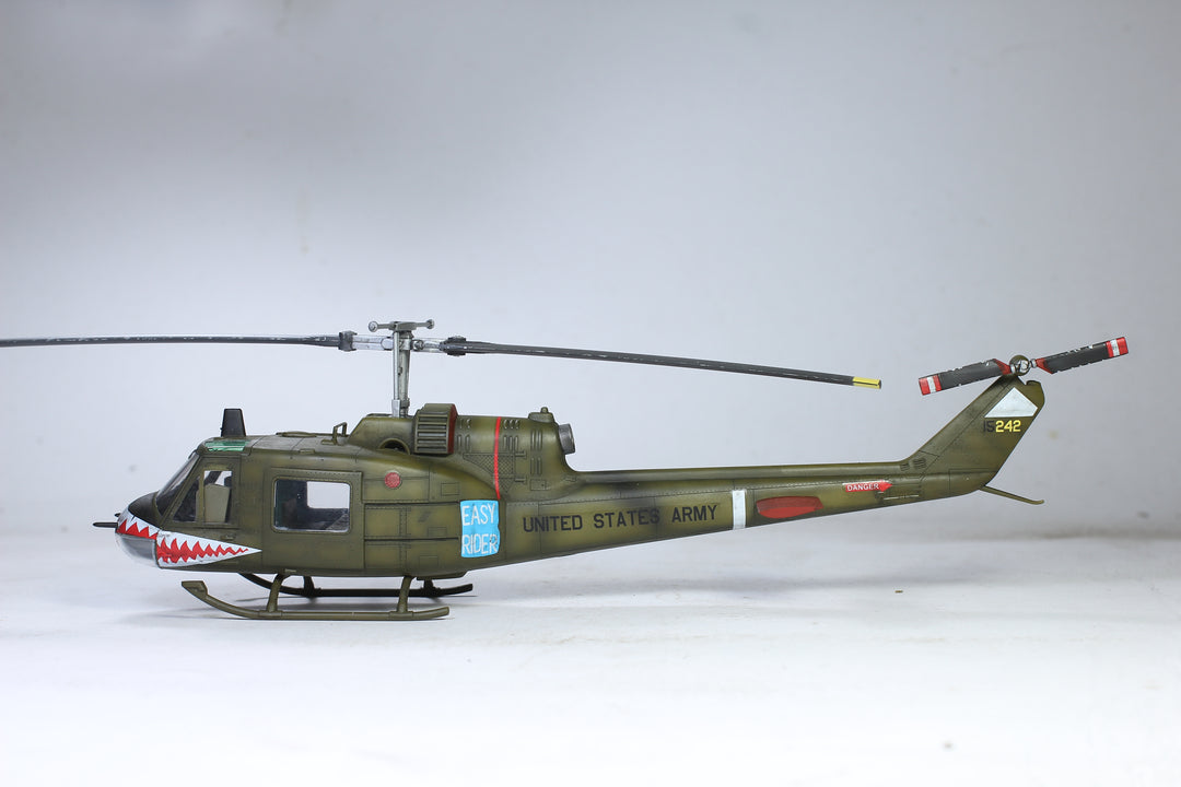 Bell UH-1C Iroquois Huey Gunship Helicopter - 1/48 - Vietnam War