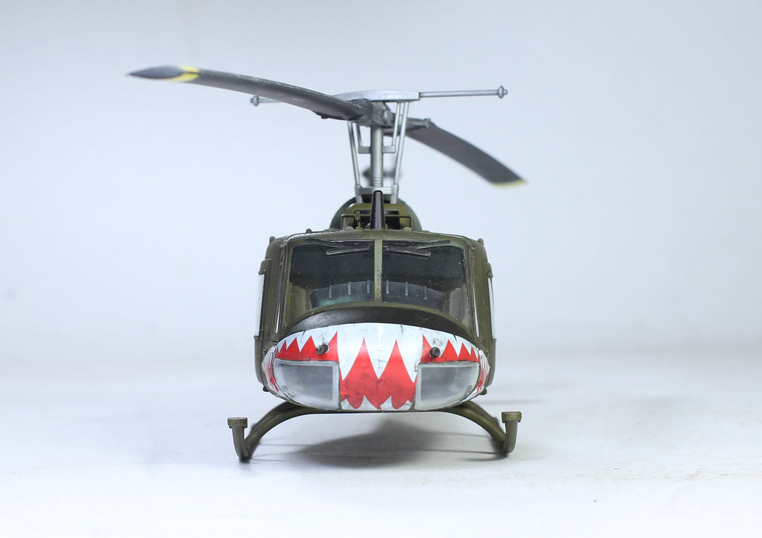 Bell UH-1C Iroquois Huey Gunship Helicopter - 1/48 - Vietnam War