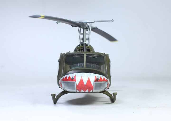 Bell UH-1C Iroquois Huey Gunship Helicopter - 1/48 - Vietnam War