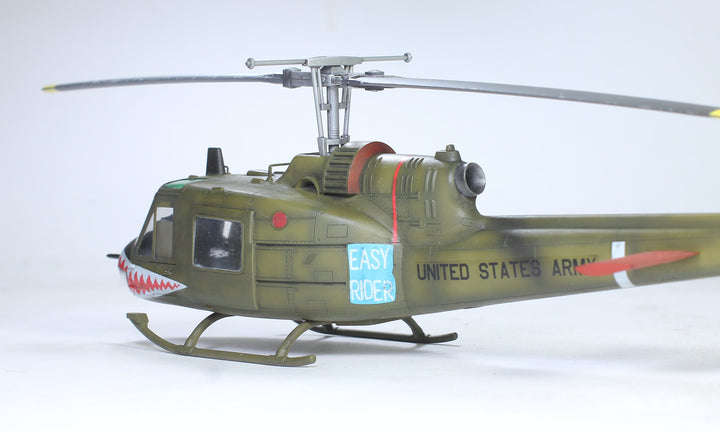 Bell UH-1C Iroquois Huey Gunship Helicopter - 1/48 - Vietnam War