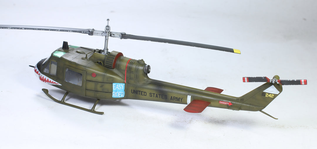Bell UH-1C Iroquois Huey Gunship Helicopter - 1/48 - Vietnam War