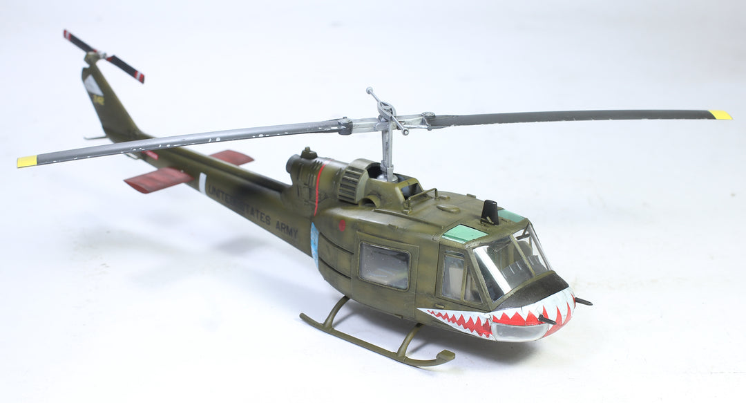 Bell UH-1C Iroquois Huey Gunship Helicopter - 1/48 - Vietnam War