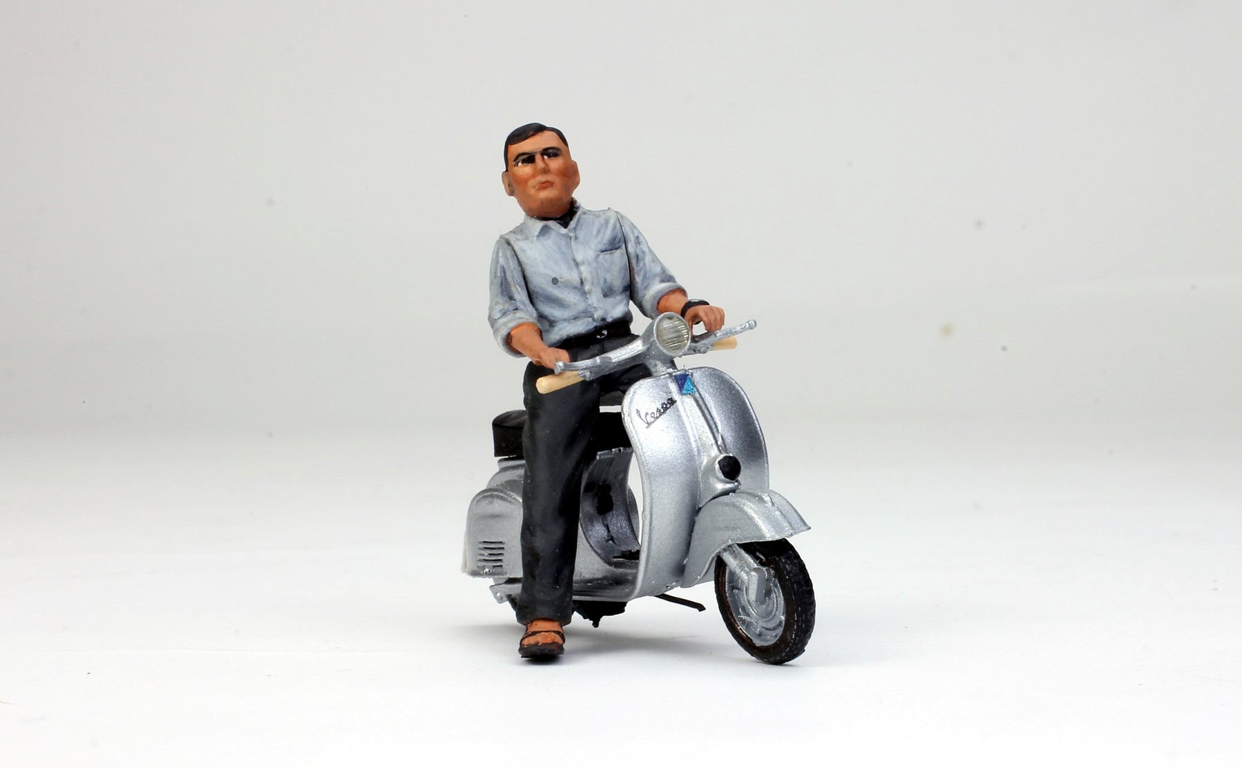 Scooter Scale Model Saigon Silver Scooter /w Civilian (Pre 1975), 1/35 Scaled Ratio ...